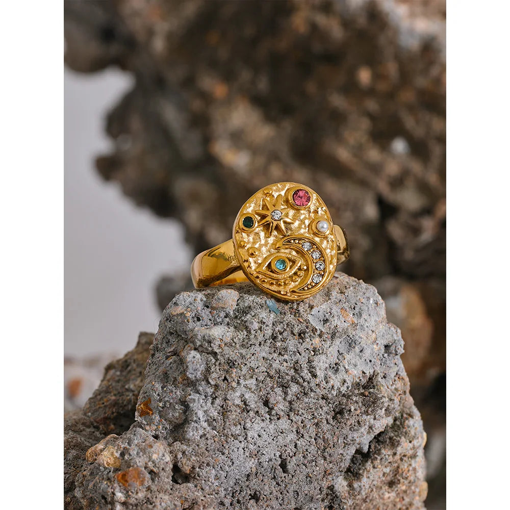 Cubic zirconia star moon ring in 18K gold-plated stainless steel with cubic zirconia.