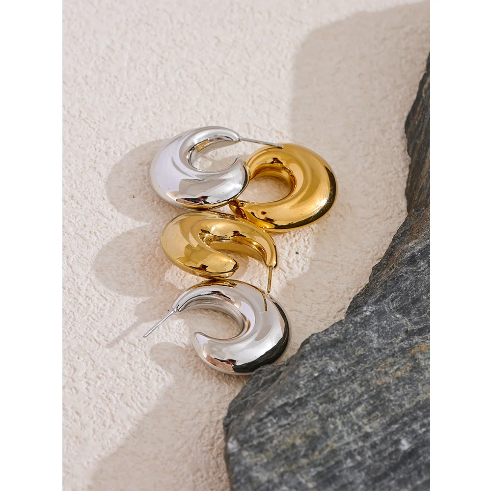 Geometric earrings in gold-plated stainless steel.