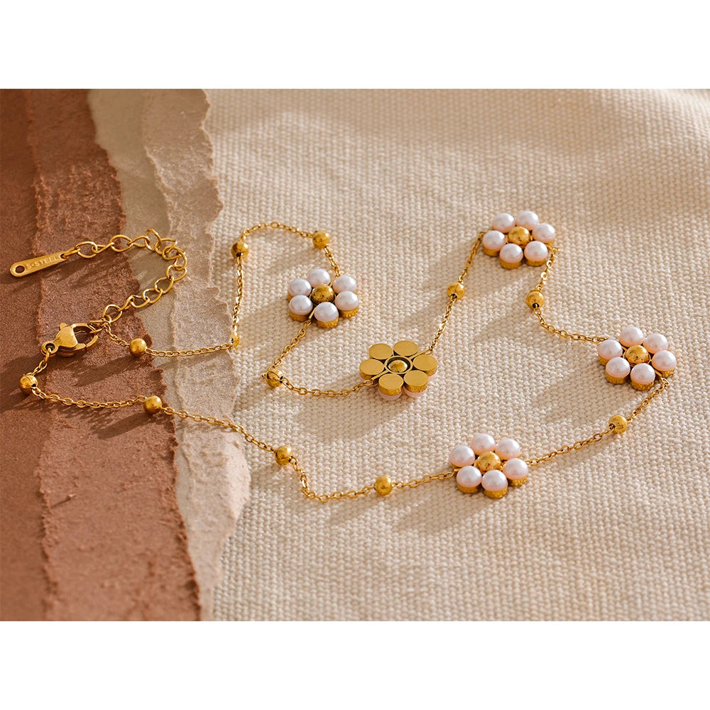 Pearl flower beaded necklace in gold-plated stainless steel with pearl.