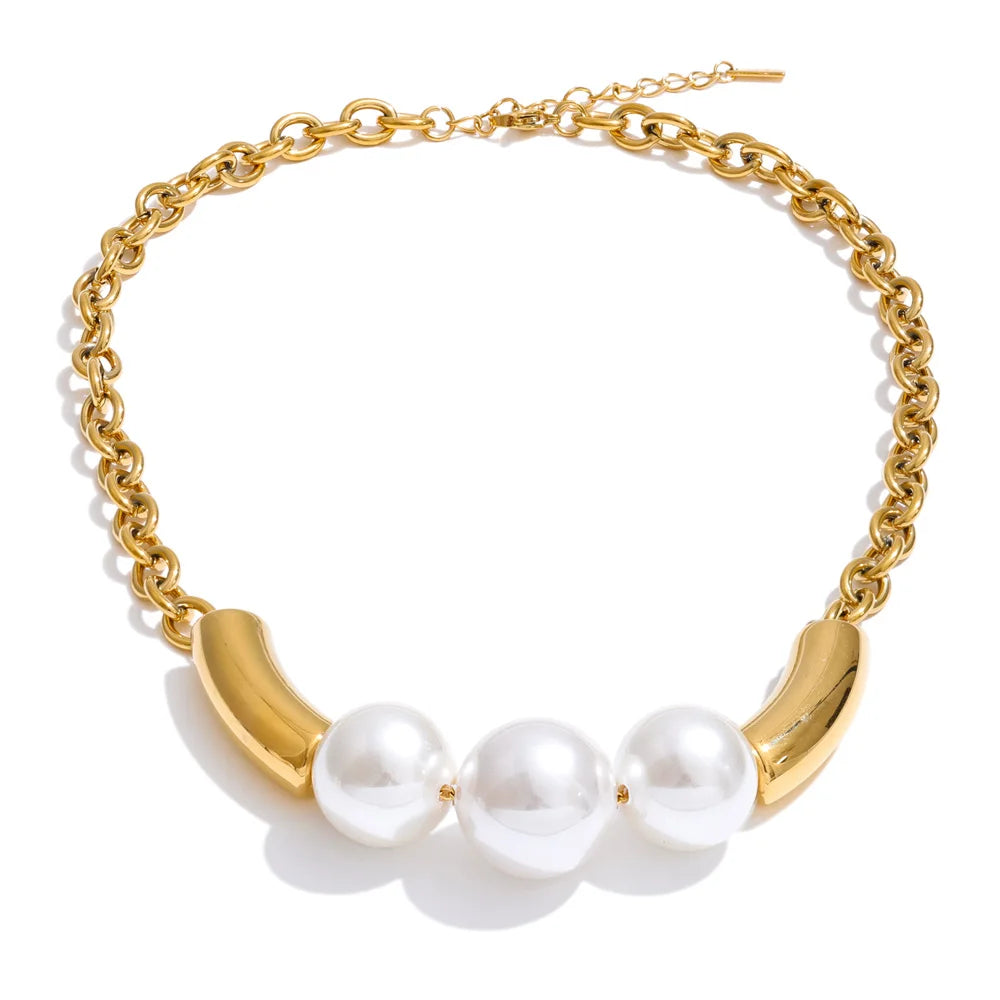Pearl beaded geometric necklace in gold-plated stainless steel with pearl.