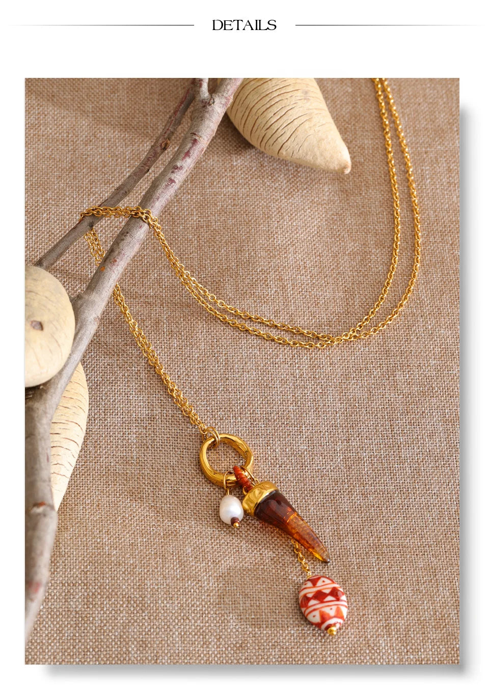 Resin geometric necklace in gold-plated stainless steel with resin.