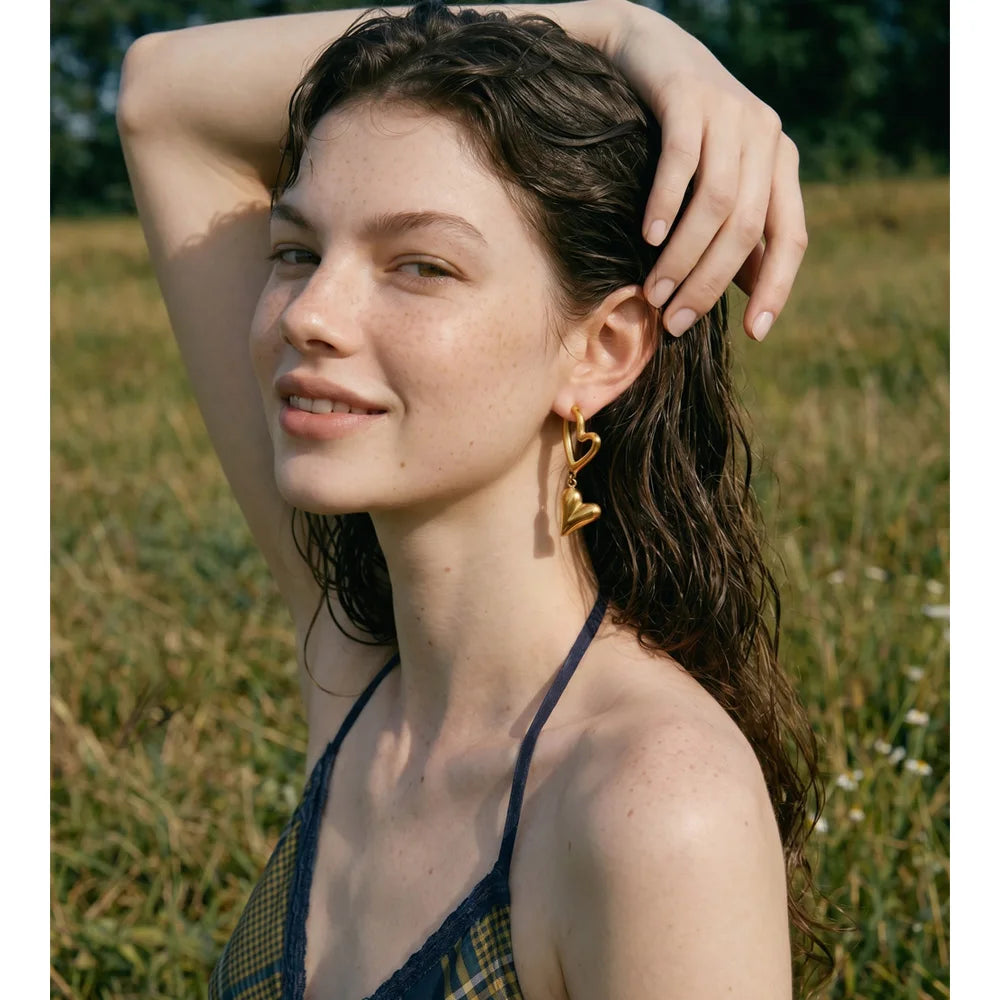 Heart earrings in gold-plated stainless steel.