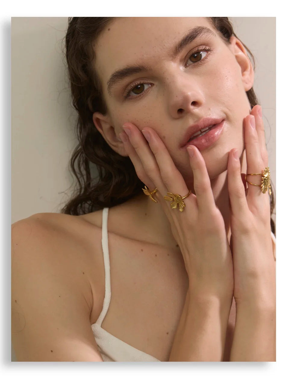 Flower ring in gold-plated stainless steel.