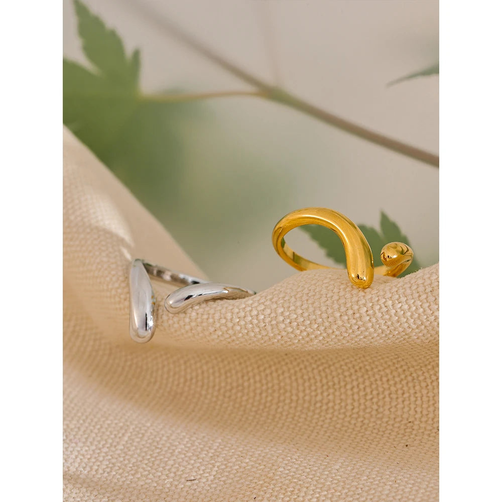Minimalist geometric ring in gold-plated stainless steel.