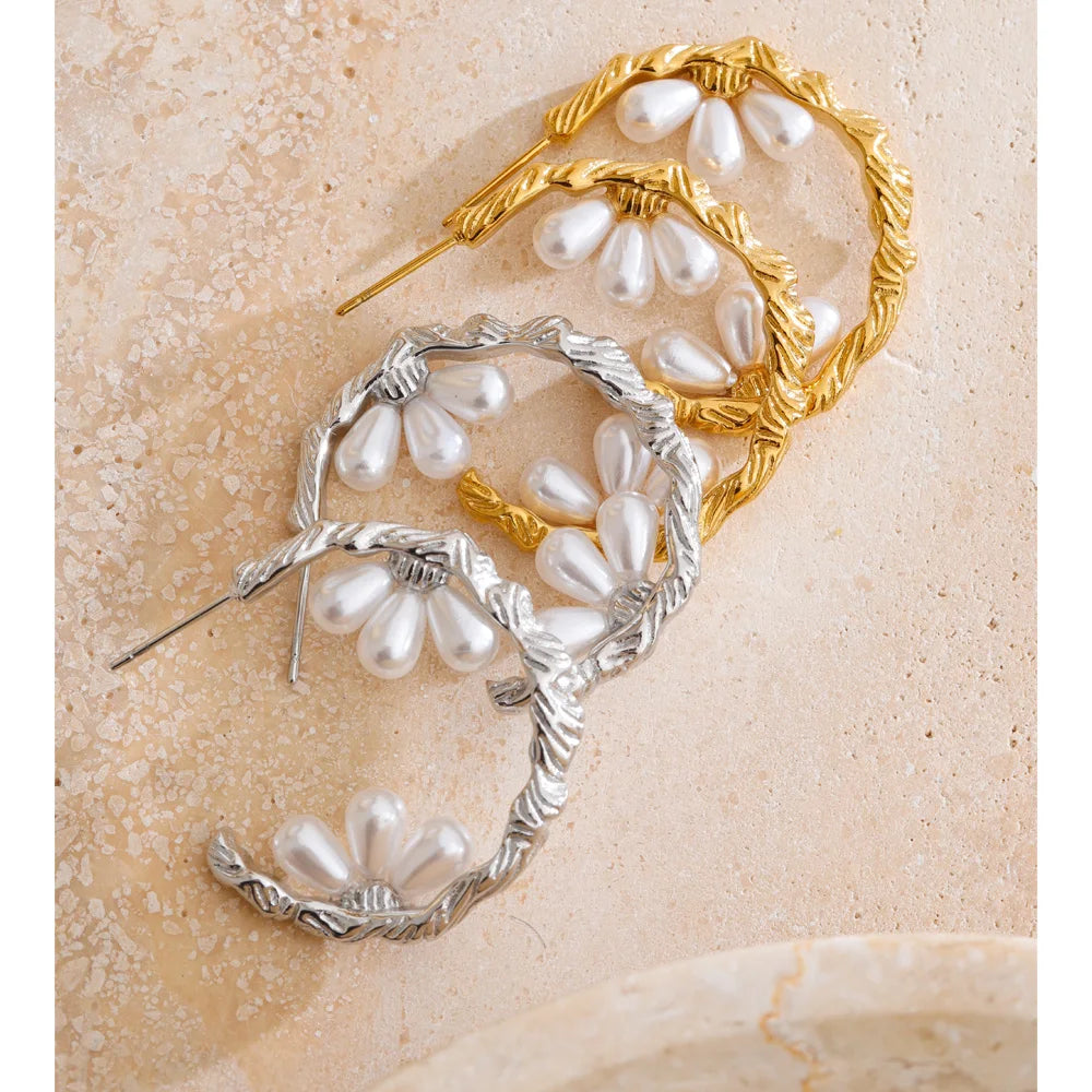 Pearl geometric earrings in gold-plated stainless steel with pearl.