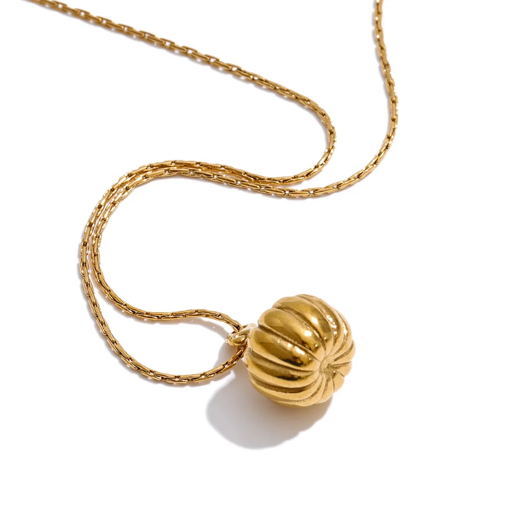 Geometric necklace in gold-plated stainless steel.