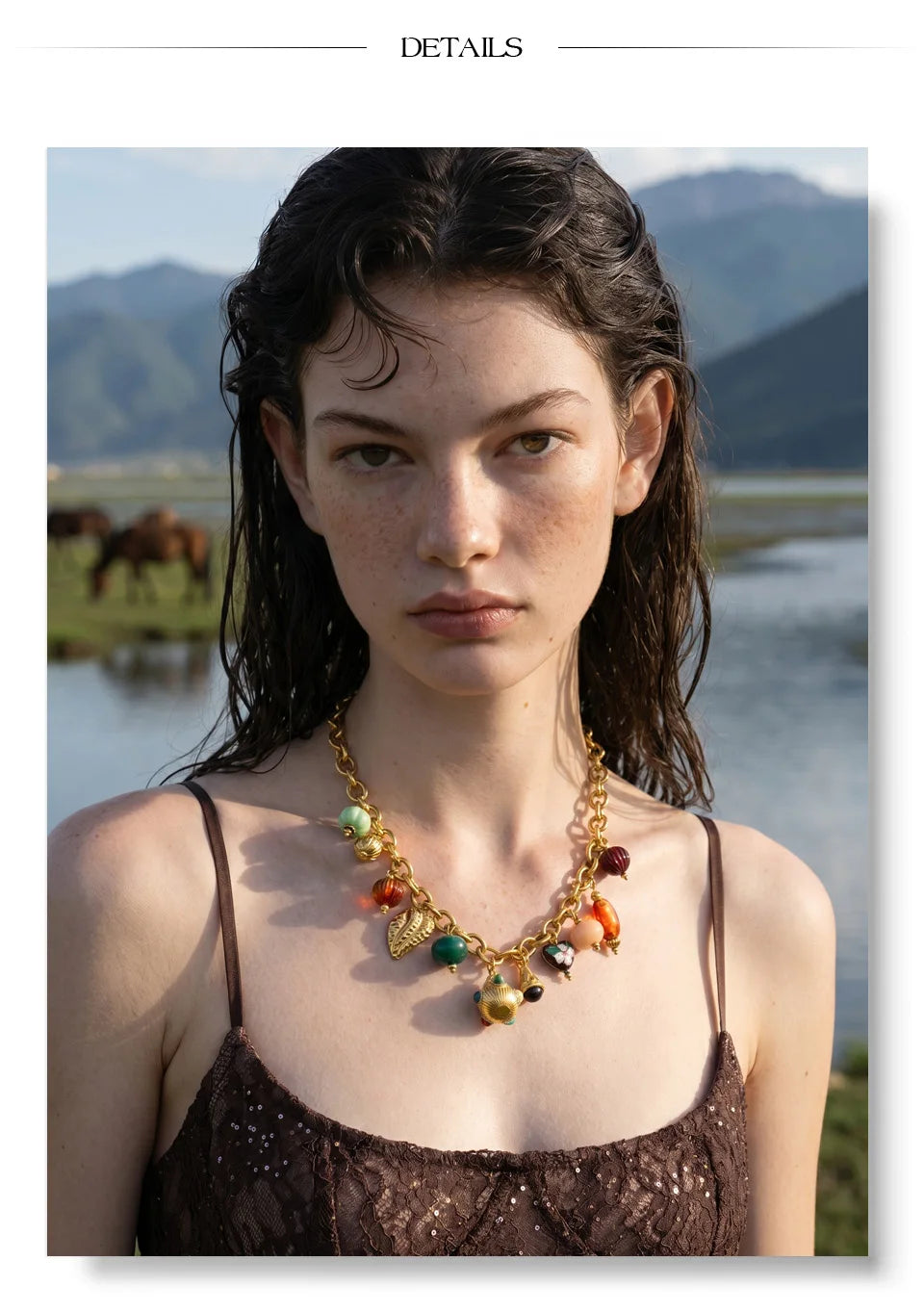 Resin heart geometric necklace in gold-plated stainless steel with resin.