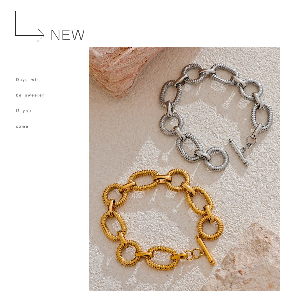 Hammered geometric chain necklace in gold-plated 316L stainless steel.
