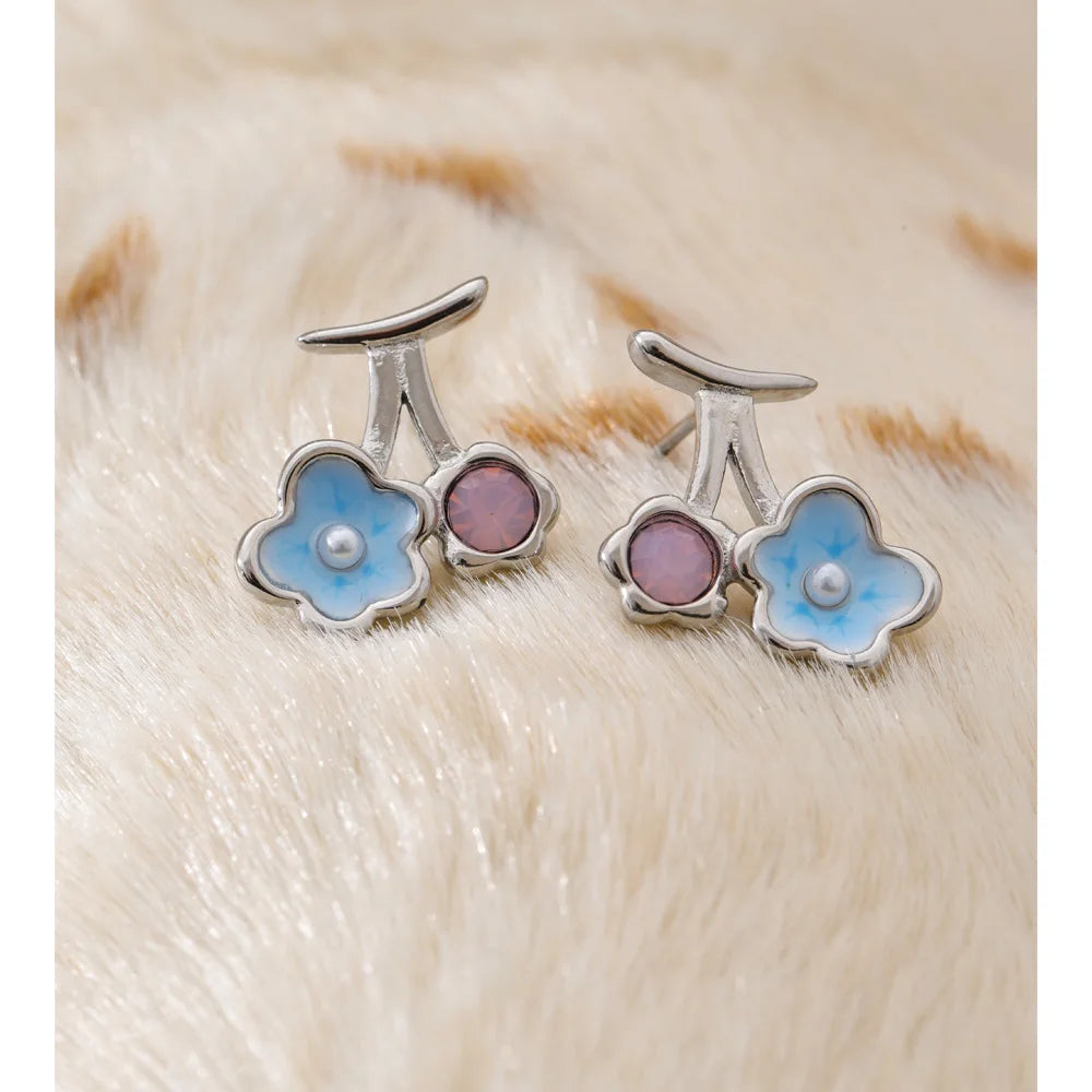 Pearl enamel flower earrings in gold-plated stainless steel with pearl and enamel.