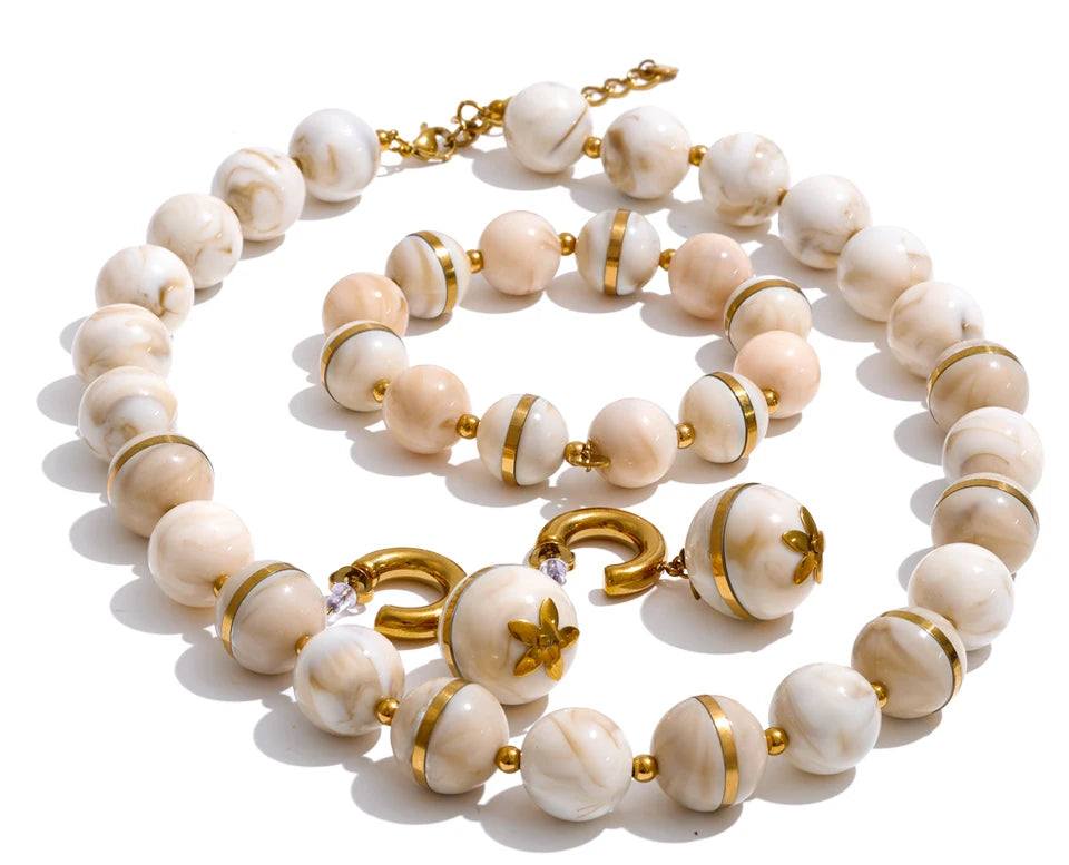 Resin acrylic beaded earrings in gold-plated stainless steel with resin and acrylic.