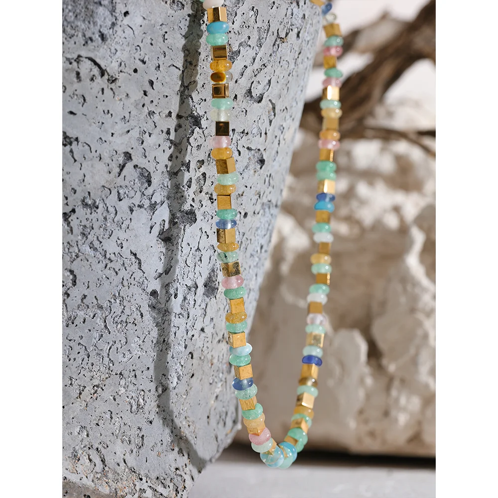 Natural stone beaded geometric necklace in gold-plated stainless steel with natural stone.