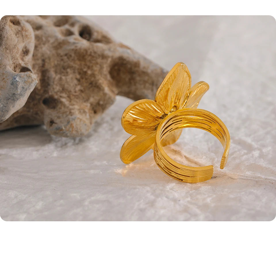 Flower geometric ring in 18K gold-plated stainless steel.