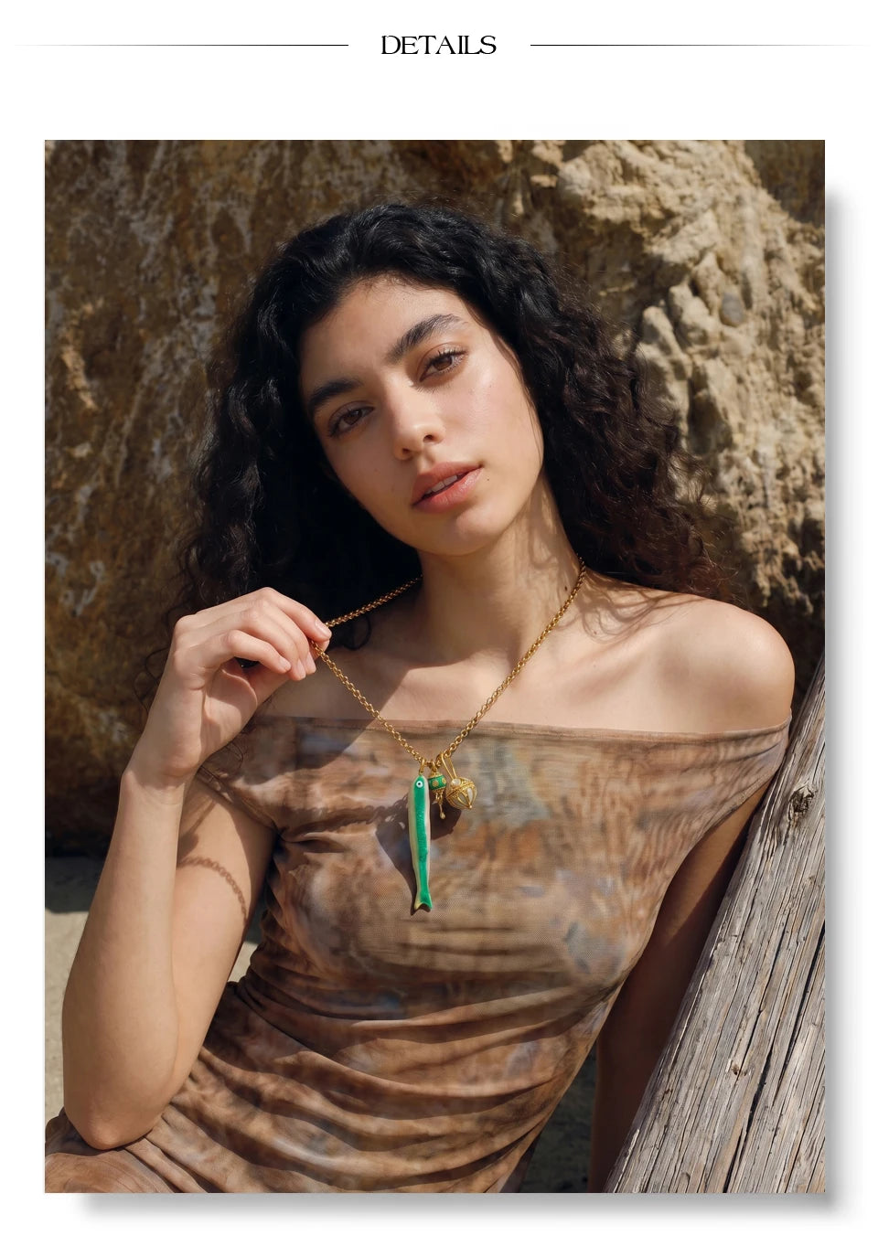 Enamel geometric chain necklace in gold-plated stainless steel with enamel.
