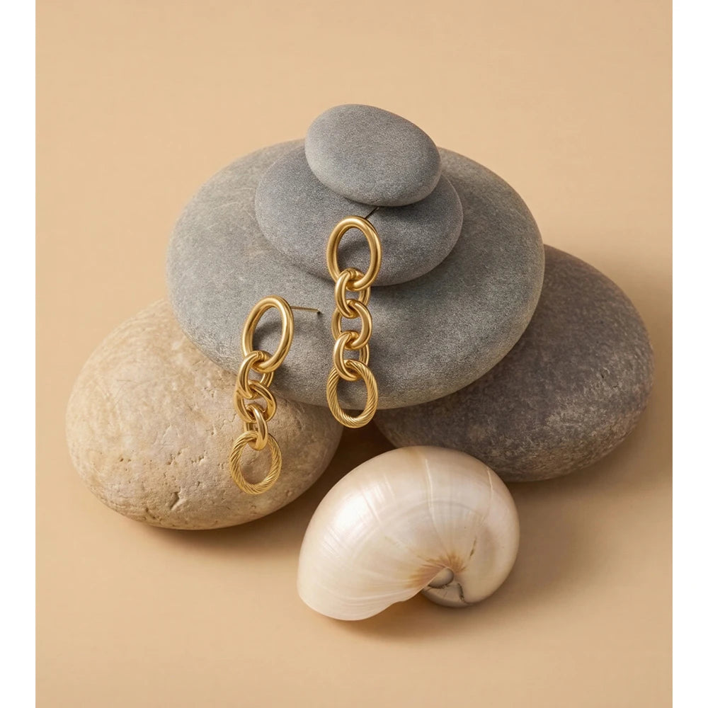 Geometric layered earrings in gold-plated stainless steel.