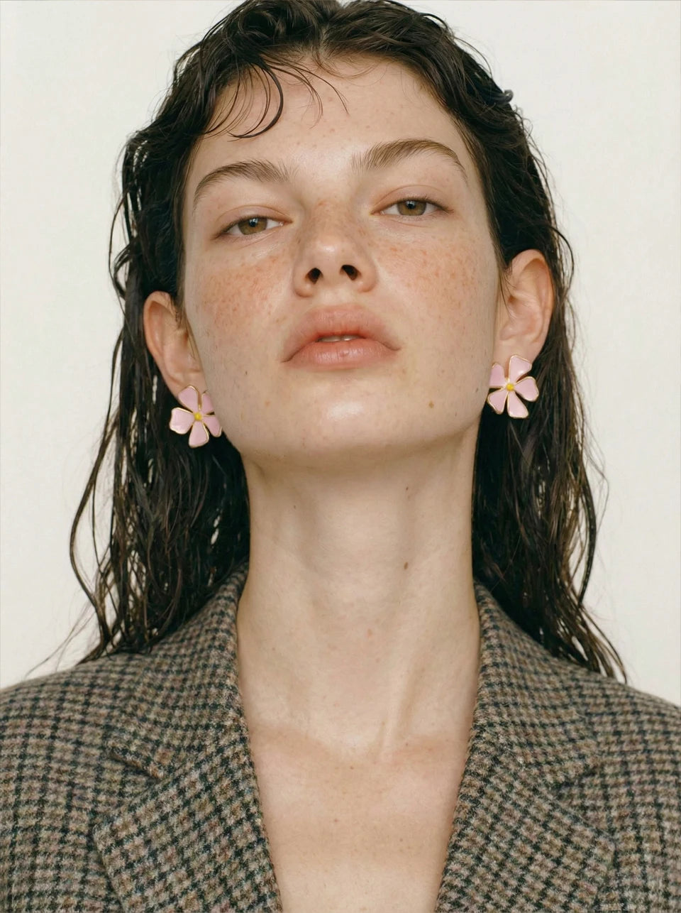 Flower earrings in gold-plated stainless steel.