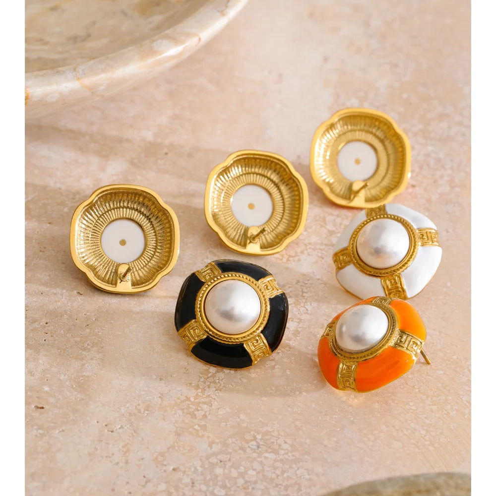 Pearl enamel geometric earrings in gold-plated stainless steel with pearl and enamel.