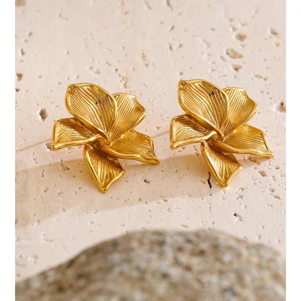 Flower earrings in gold-plated stainless steel.