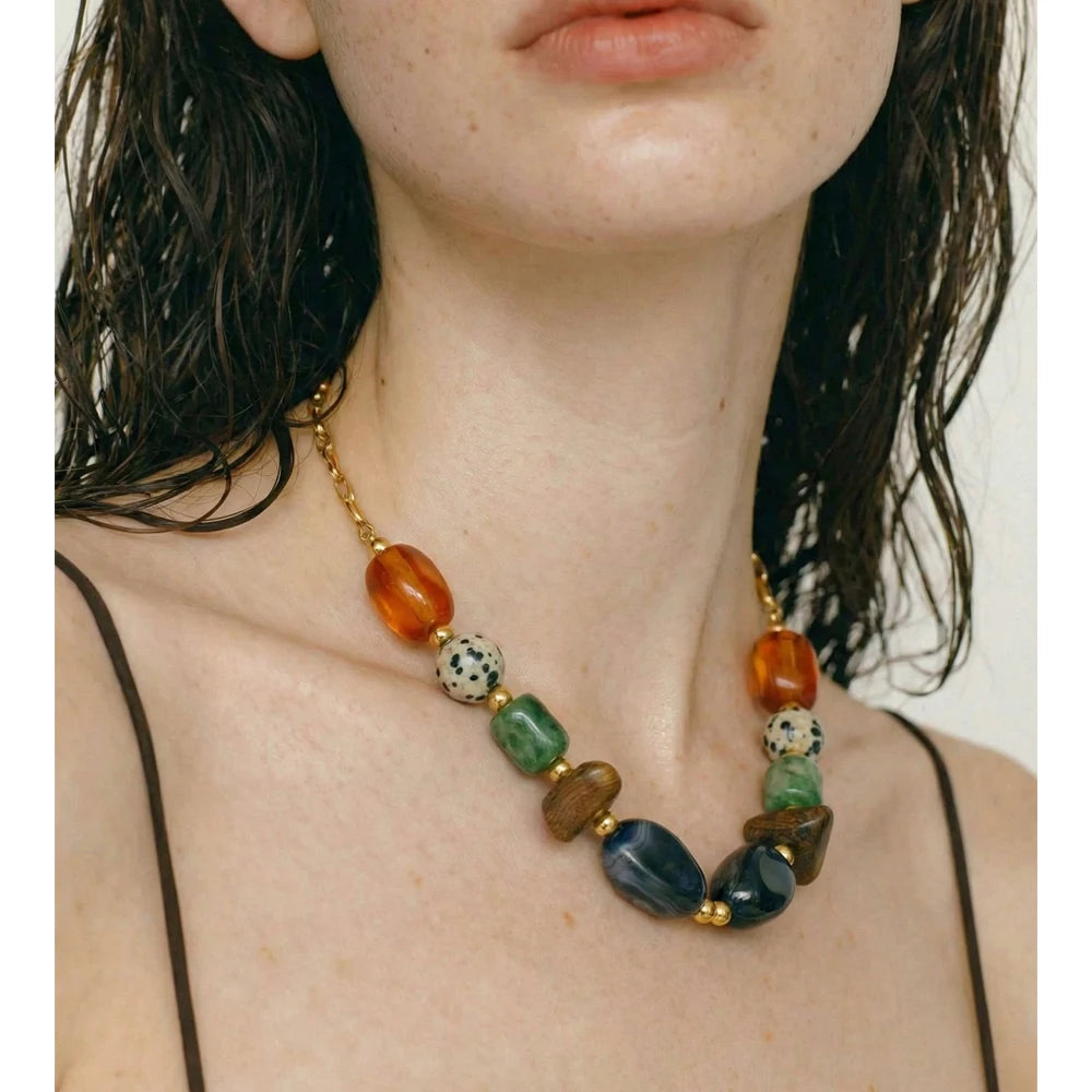 Resin natural stone beaded necklace in gold-plated stainless steel with natural stone and resin.