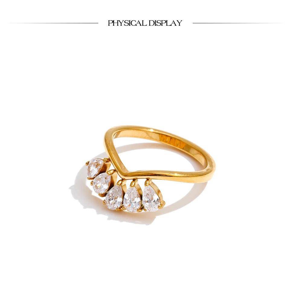 Cubic zirconia flower geometric ring in 18K gold-plated stainless steel with cubic zirconia.