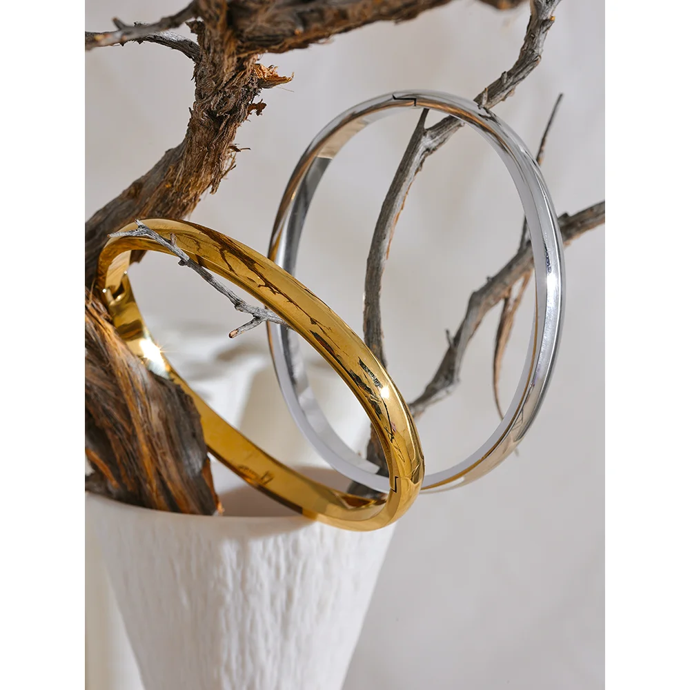 Geometric bracelet in gold-plated stainless steel.