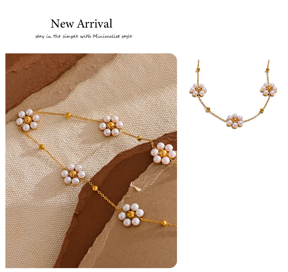 Pearl flower beaded necklace in gold-plated stainless steel with pearl.