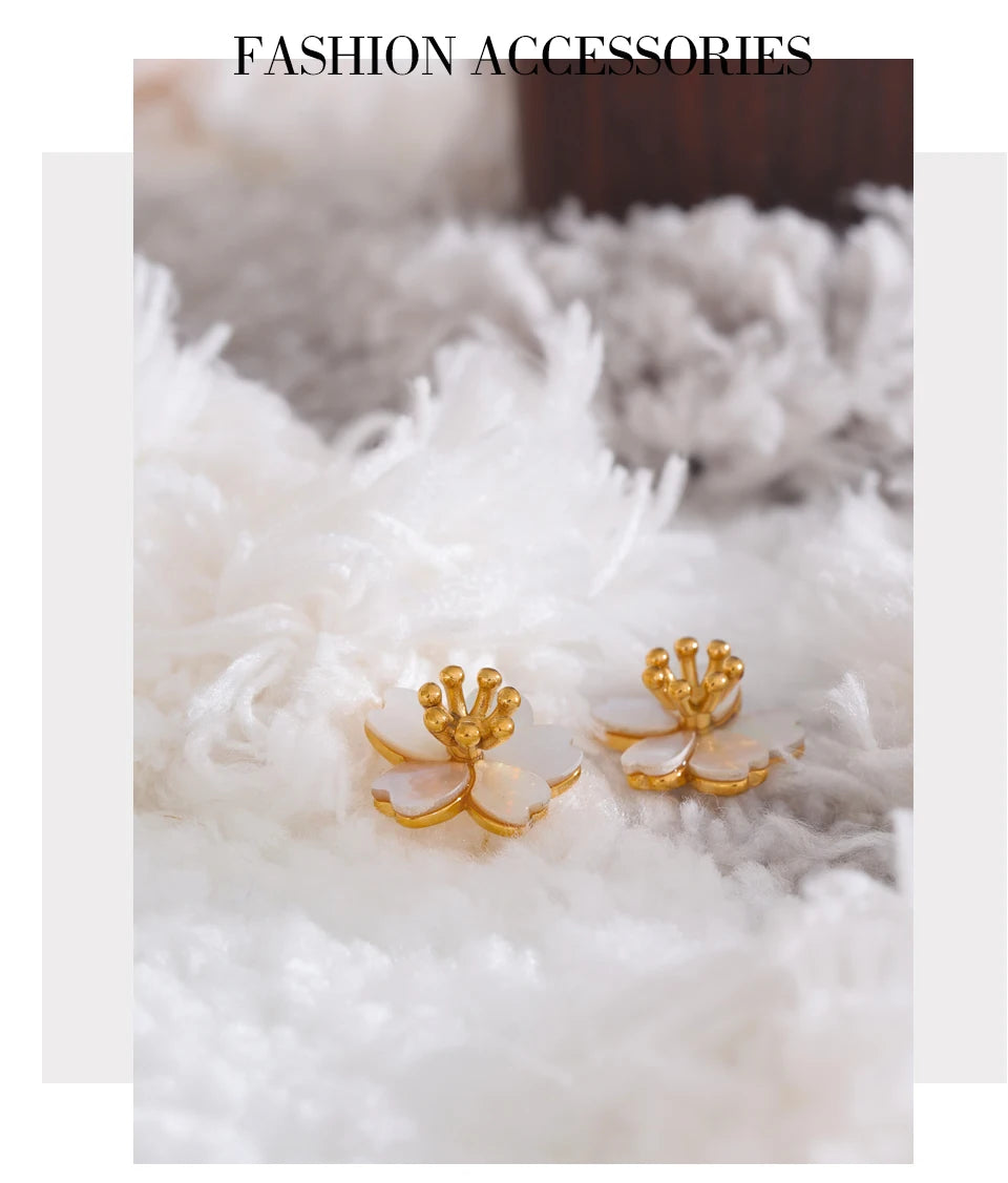 Shell flower earrings in stainless steel with shell.