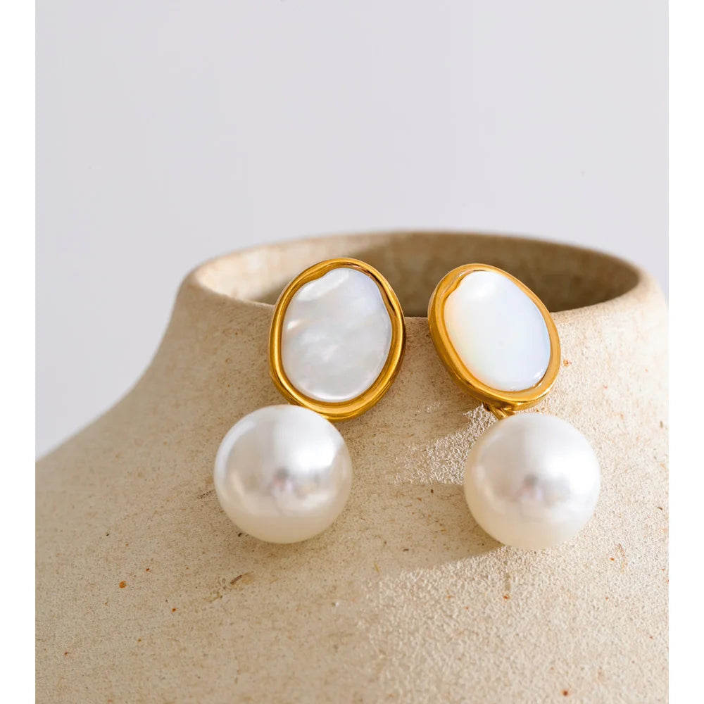 Pearl shell geometric earrings in gold-plated stainless steel with pearl and shell.