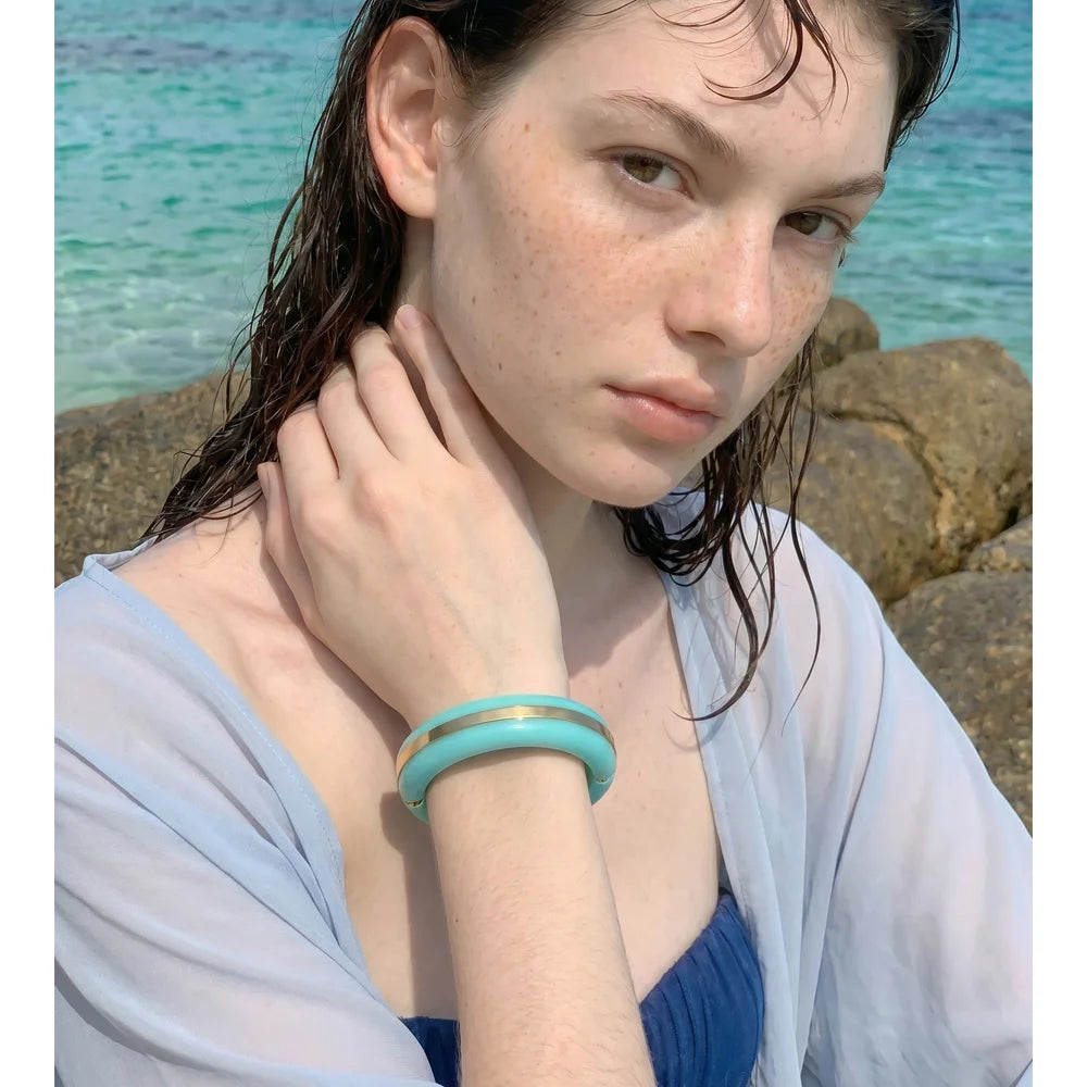 Resin acrylic geometric bracelet in gold-plated stainless steel with resin and acrylic.