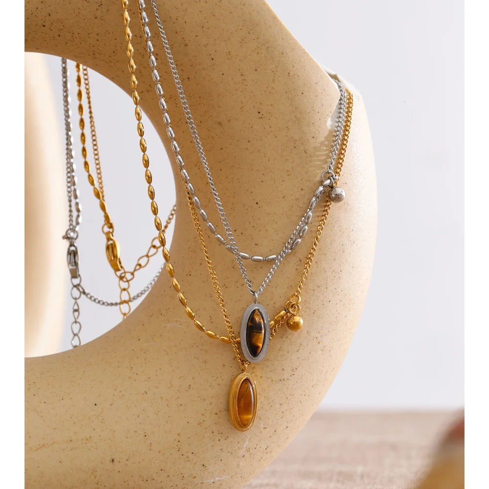 Natural stone geometric chain necklace in gold-plated stainless steel with natural stone.