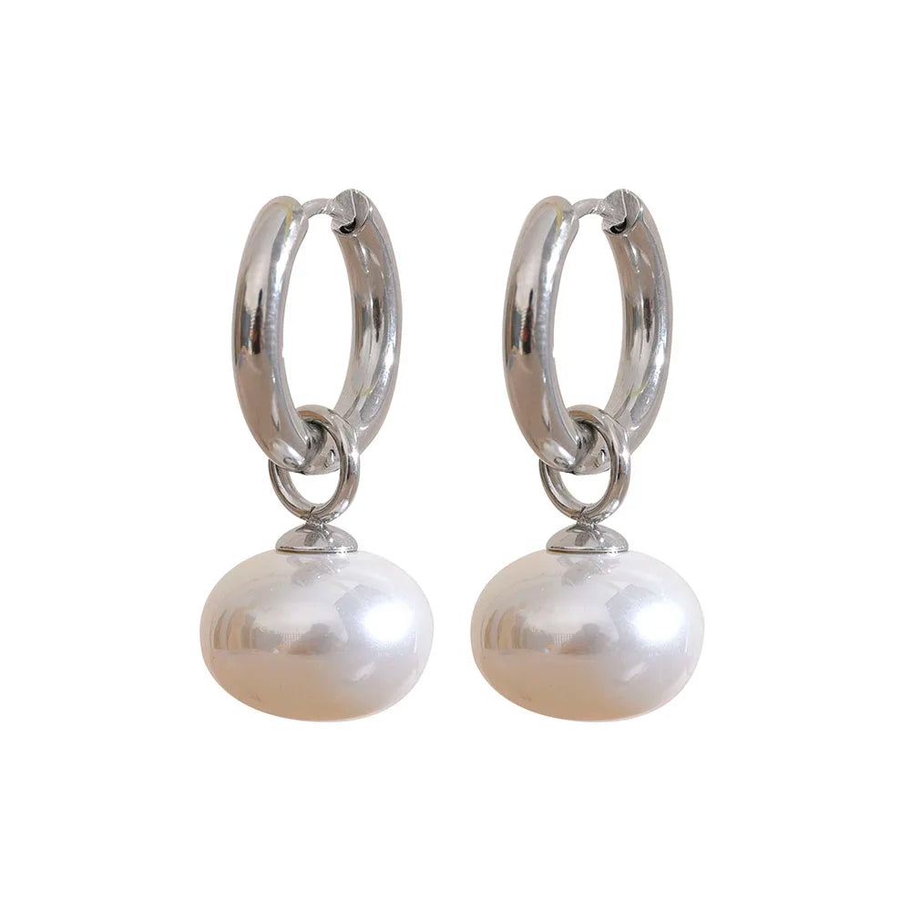 Pearl geometric earrings in gold-plated stainless steel with pearl.