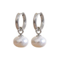 Pearl geometric earrings in gold-plated stainless steel with pearl.