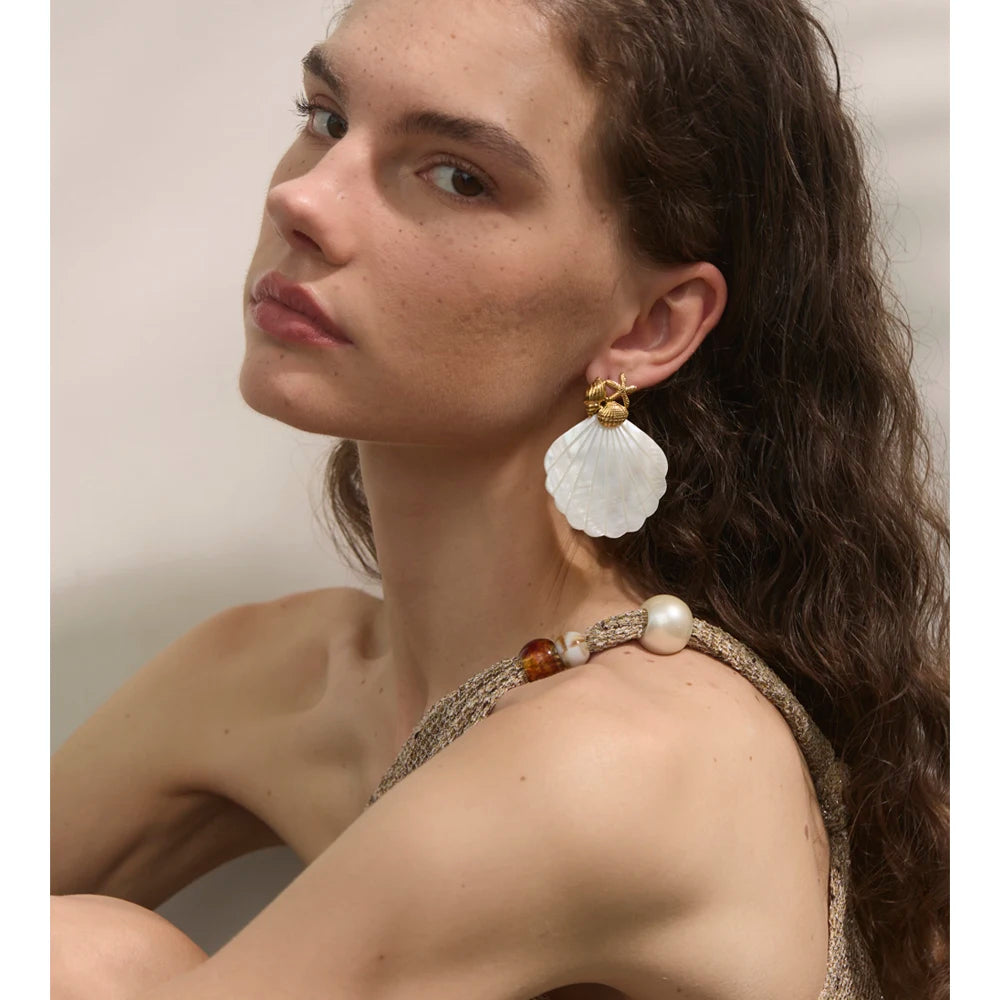 Shell star geometric earrings in gold-plated stainless steel with shell.