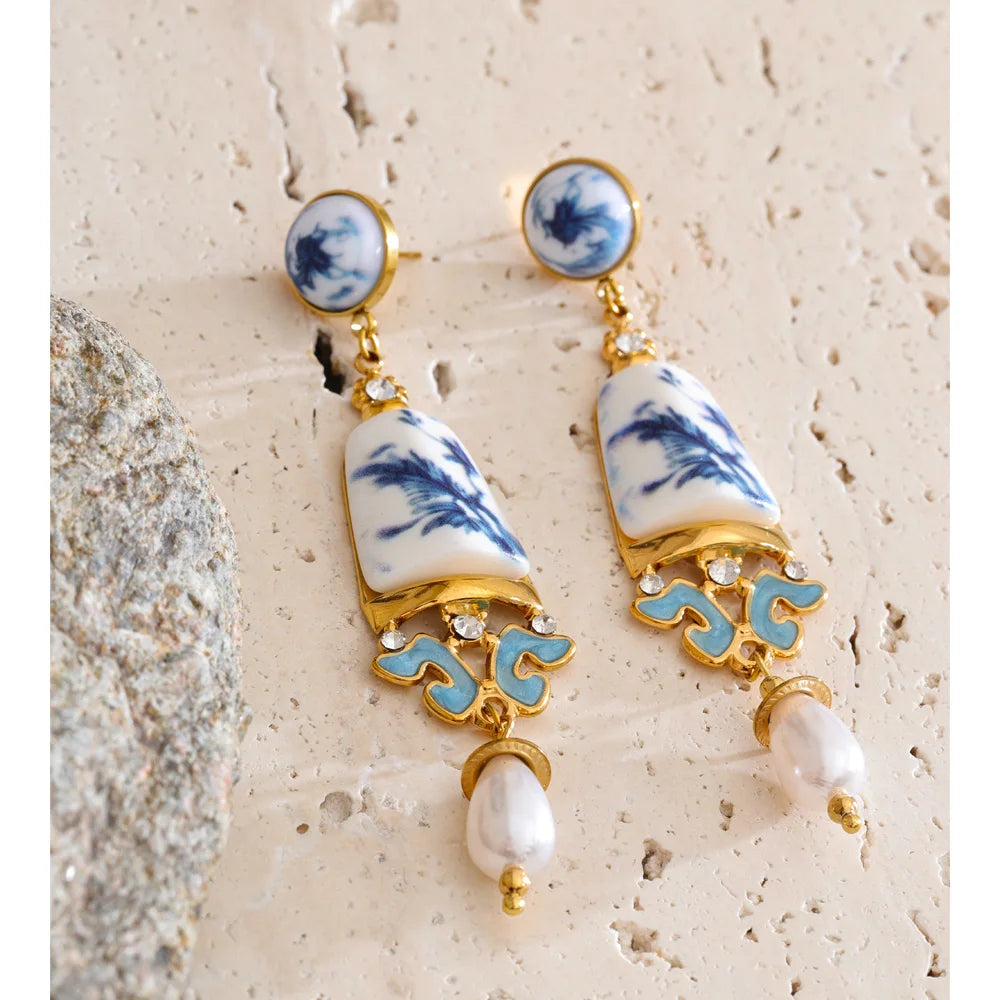 Pearl resin flower earrings in gold-plated stainless steel with pearl and resin.