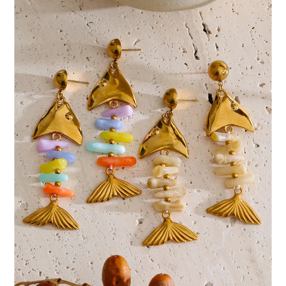 Resin multi-color geometric earrings in gold-plated stainless steel with resin.