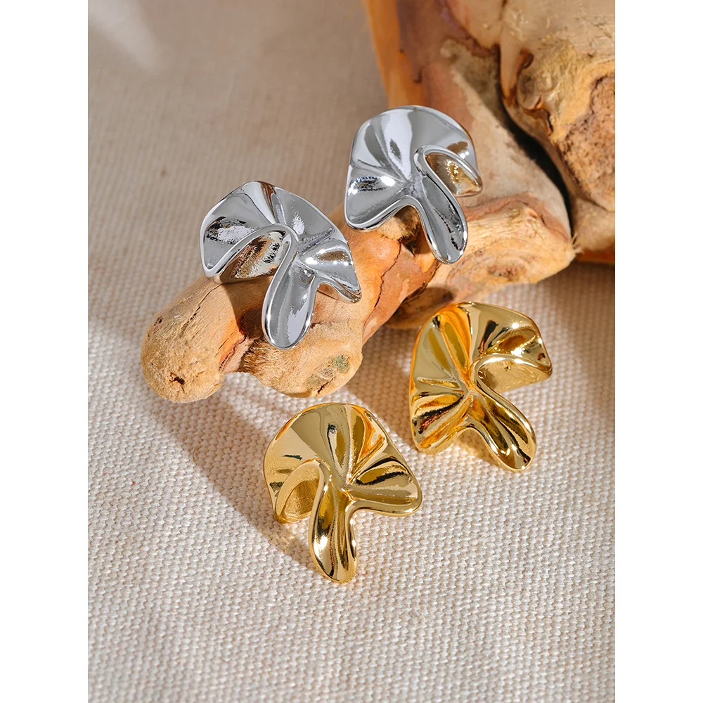 Flower earrings in gold-plated 316L stainless steel.