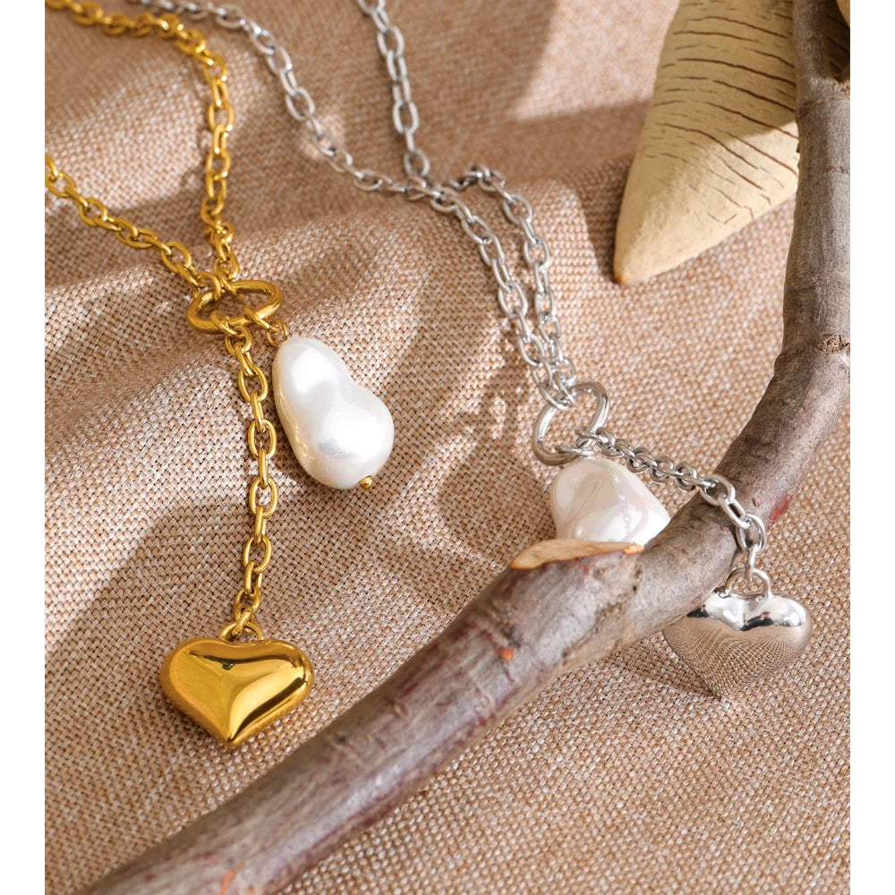 Pearl heart geometric necklace in gold-plated stainless steel with pearl.