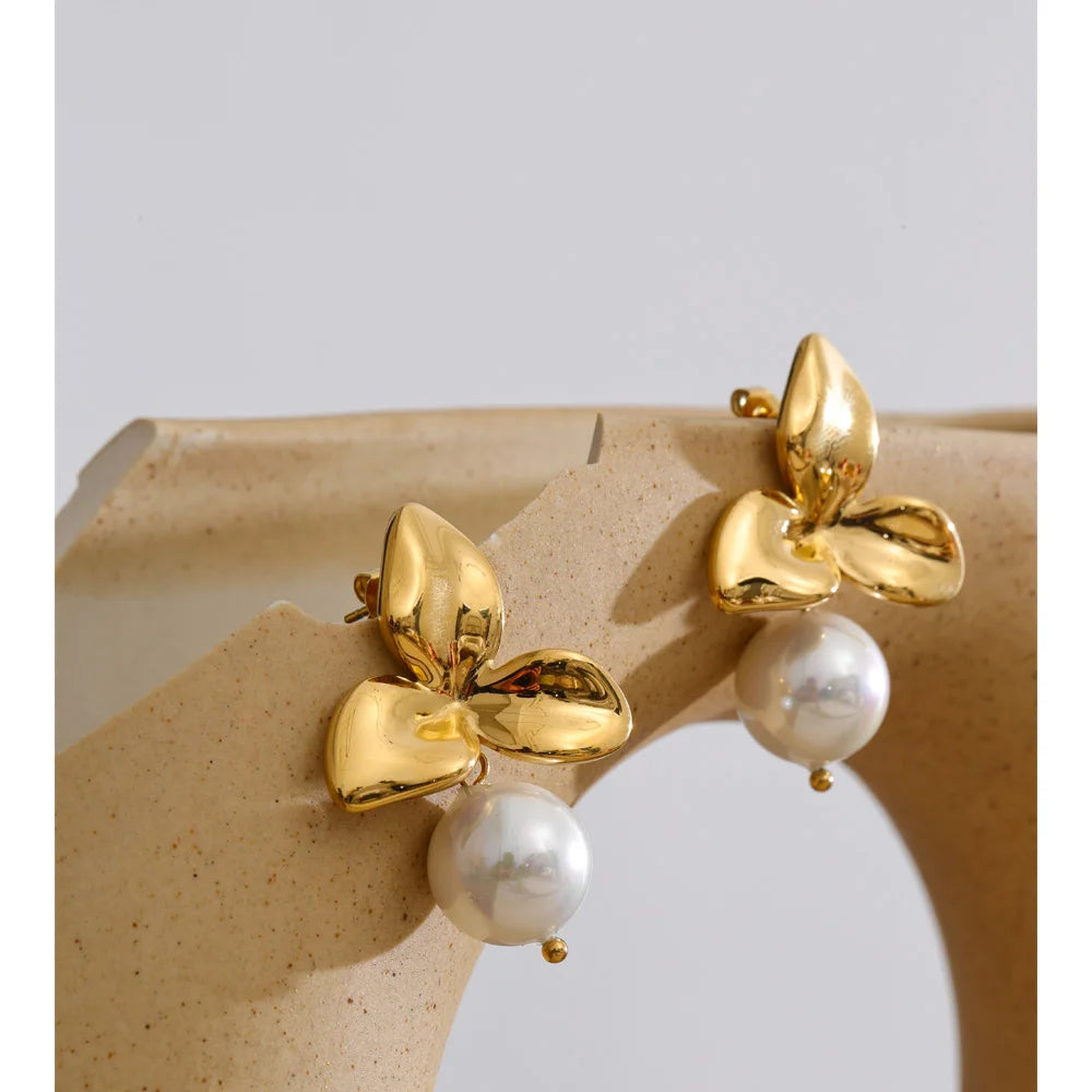 Pearl flower earrings in gold-plated stainless steel with pearl.