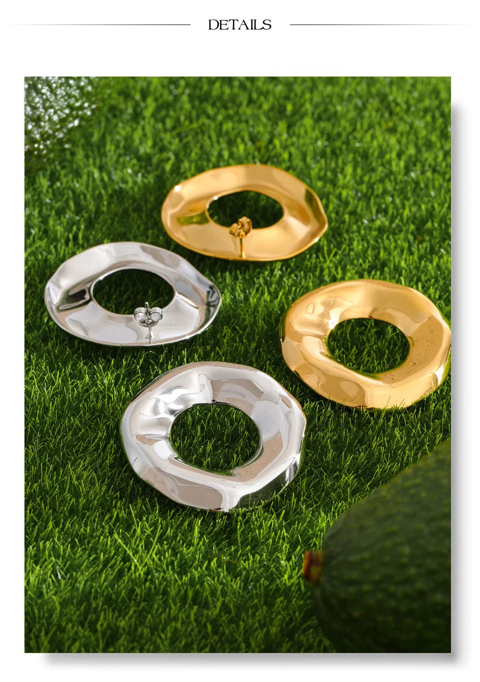 Minimalist geometric earrings in gold-plated stainless steel.