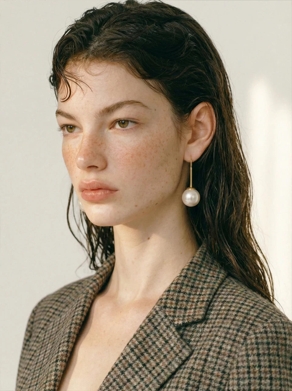 Pearl geometric earrings in gold-plated stainless steel with pearl.