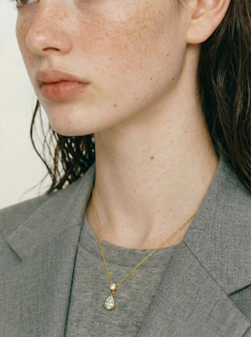 Cubic zirconia necklace in gold-plated stainless steel with cubic zirconia.