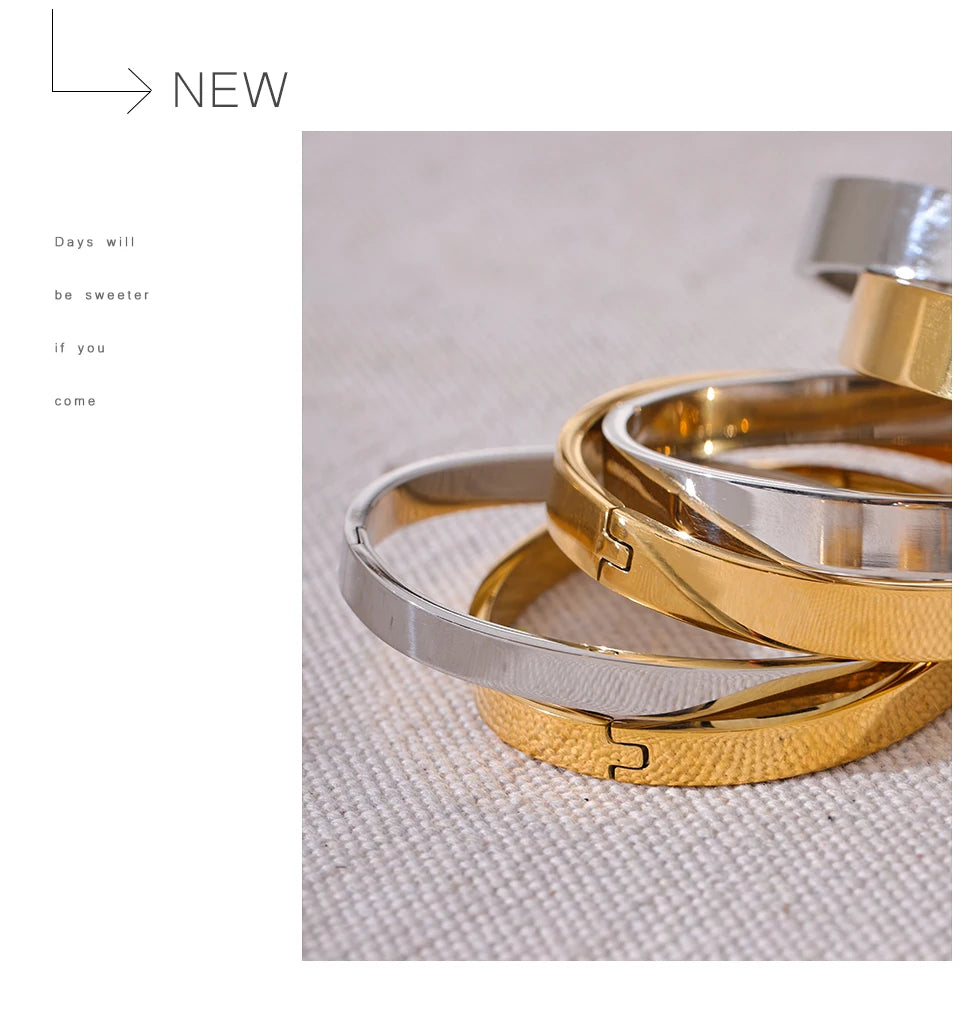 Geometric bracelet in gold-plated stainless steel.