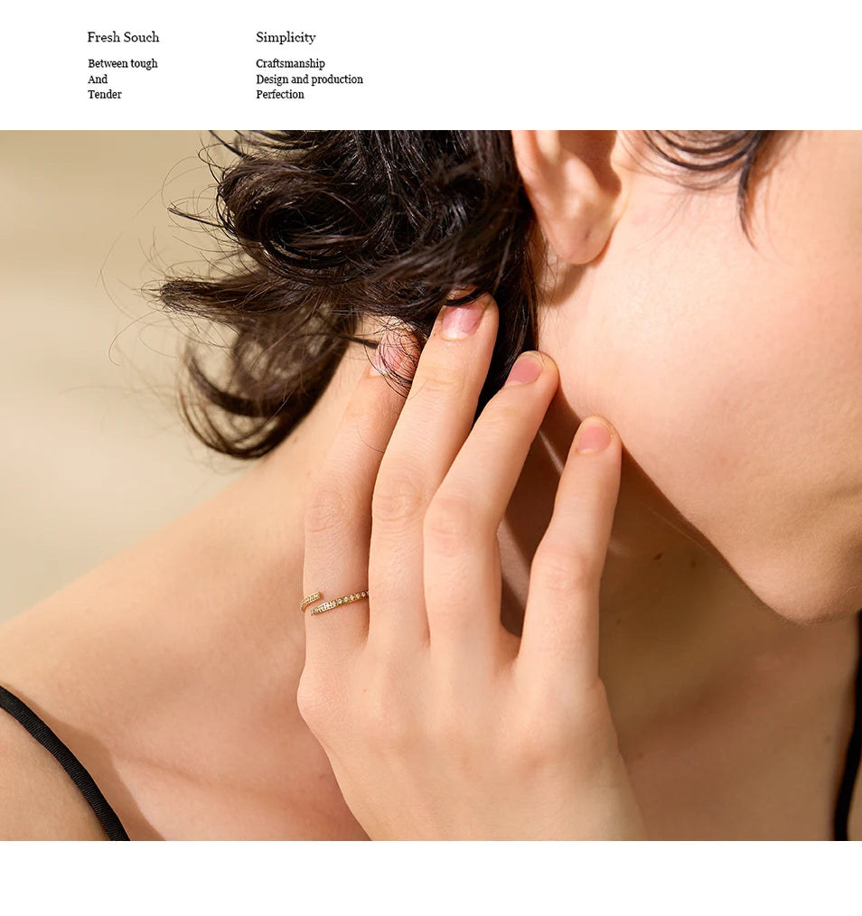Cubic zirconia minimalist geometric ring in gold-plated stainless steel with cubic zirconia.