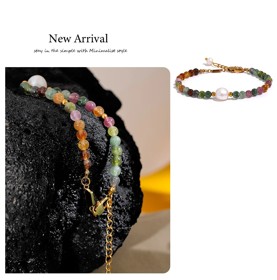 Pearl natural stone beaded bracelet in gold-plated stainless steel with pearl and natural stone.