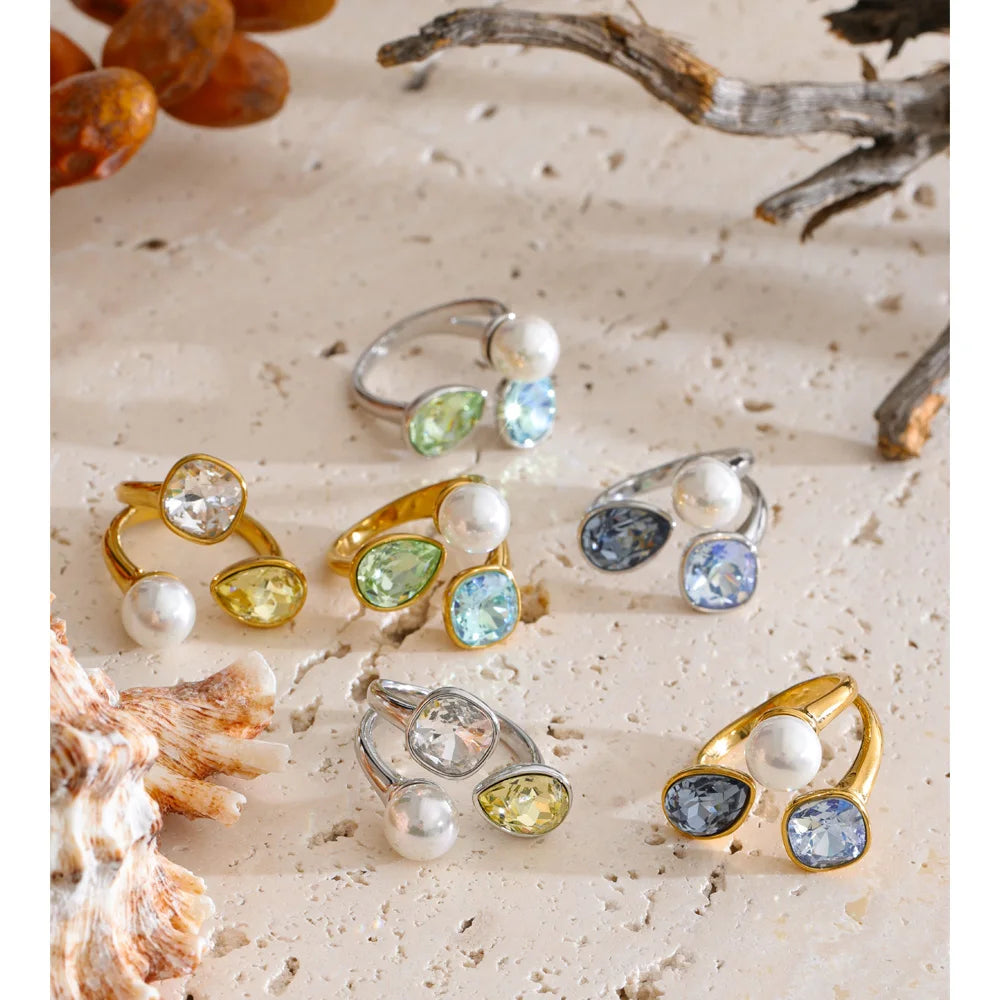 Pearl crystal geometric ring in 18K gold-plated stainless steel with pearl and crystal.