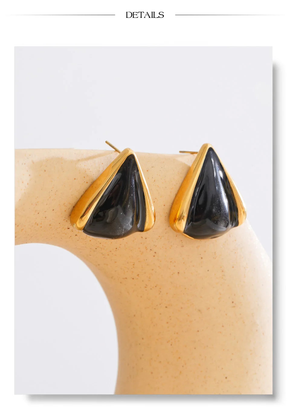 Black pearl geometric earrings in gold-plated stainless steel with pearl.