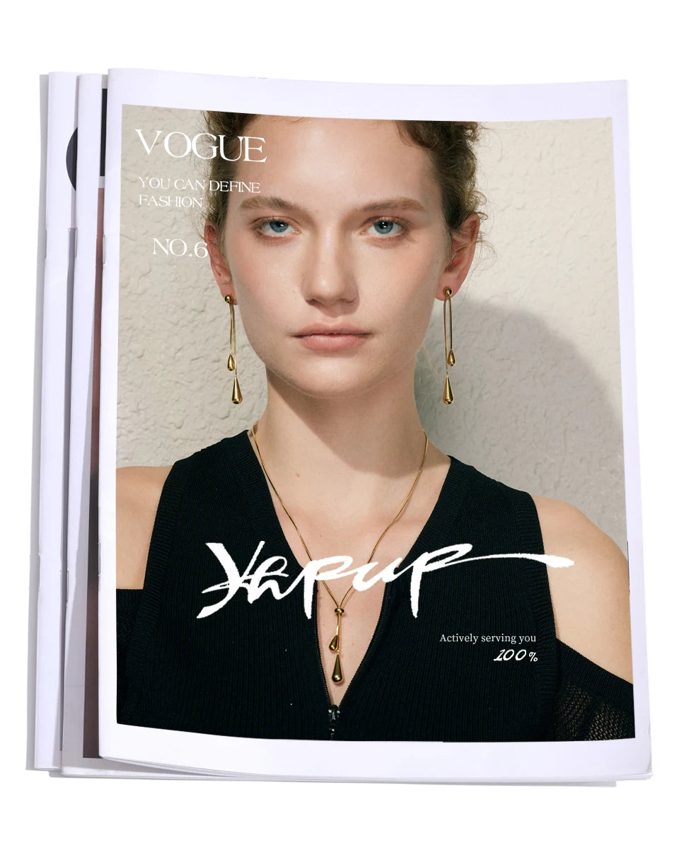 Geometric chain earrings in gold-plated stainless steel.