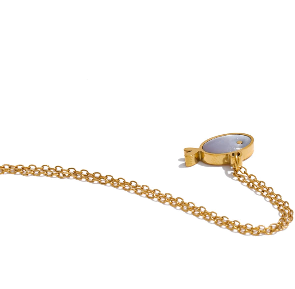 Shell geometric necklace in gold-plated stainless steel with shell.