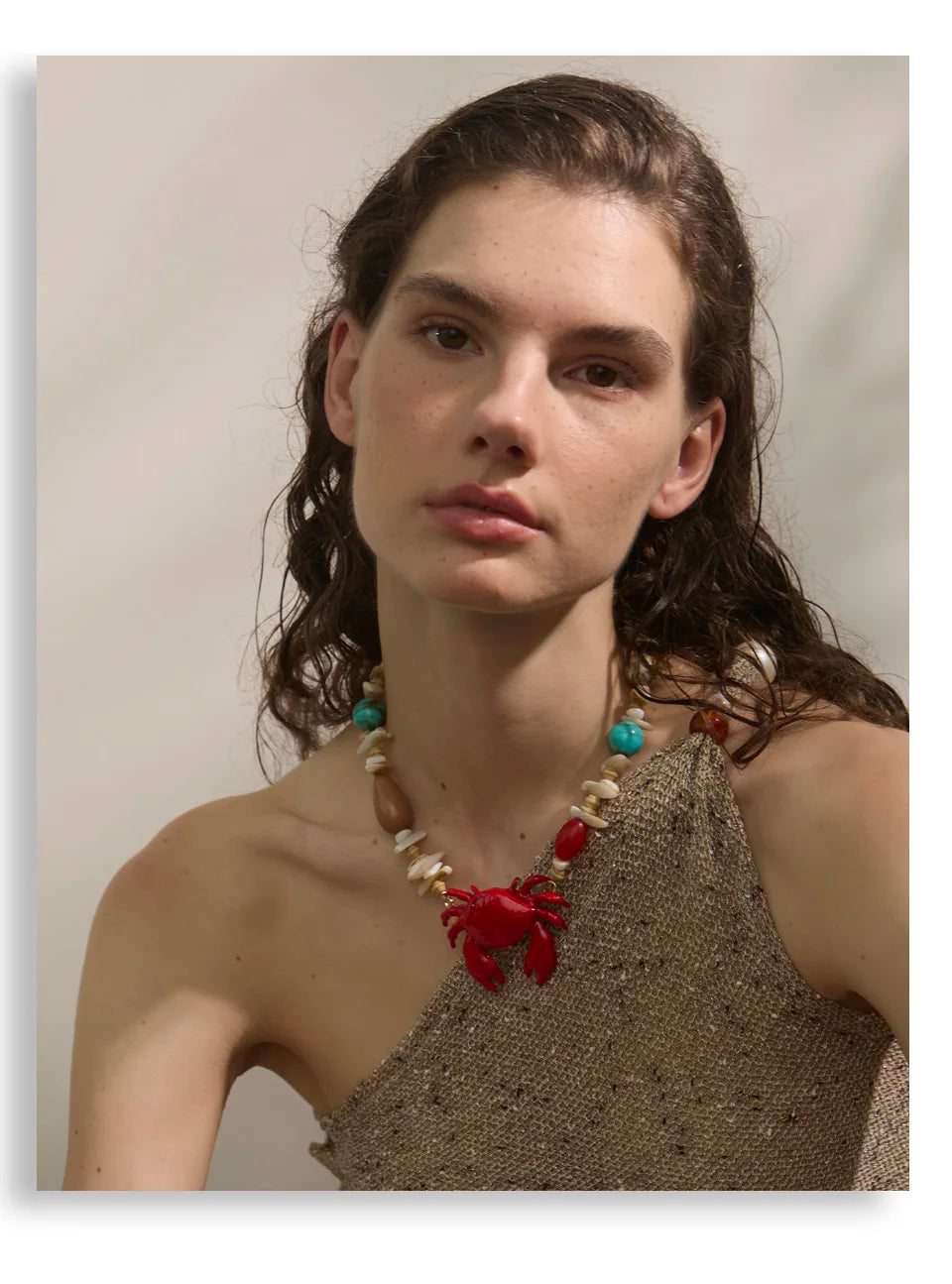 Red shell resin necklace in gold-plated stainless steel with natural stone and shell.
