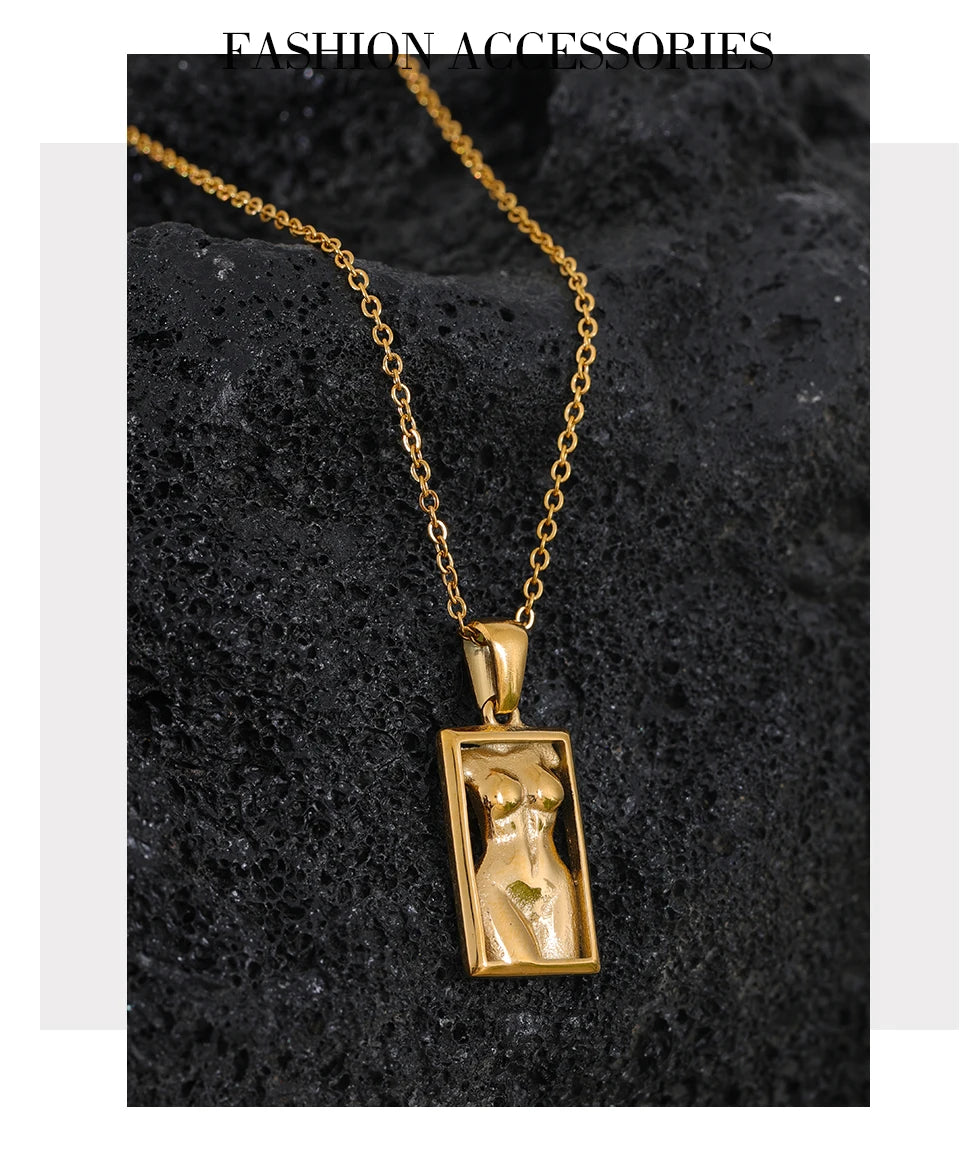 Geometric necklace in gold-plated stainless steel.