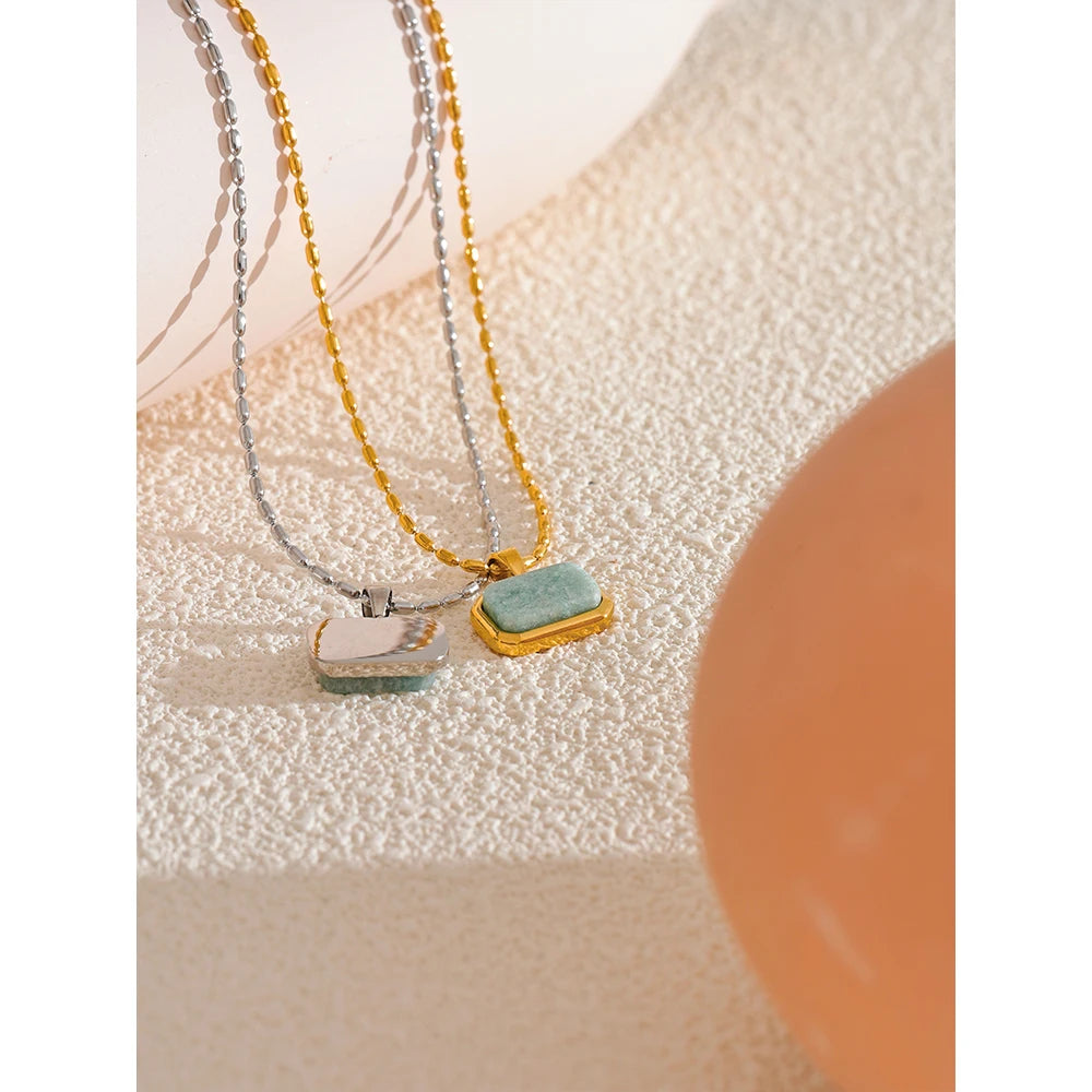 Natural stone geometric necklace in gold-plated stainless steel with natural stone.